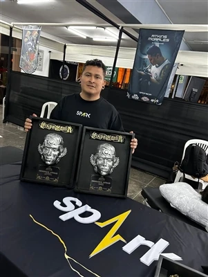 페루 예술가 @ Atkins Morales가 국제 문신 대회에서 빛을 발하고 SPARK 도구로 이중 2위를 차지했습니다.